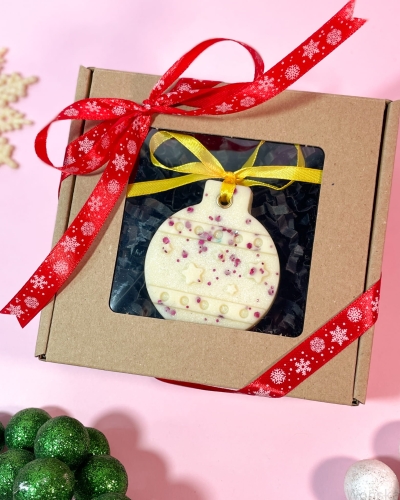 sojowa-zawieszka-zapachowe-ksztalt-bombki-zapakowana-na-prezent-upominek-wonska.jpg